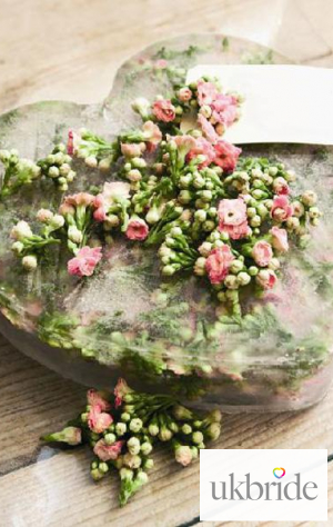 This-frozen-floral-cake-is-great-fro-Valentines-weddings.jpg