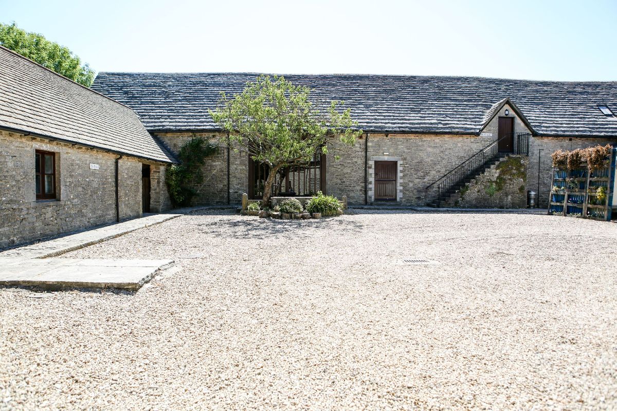 Kingston Country Courtyard-Image-13