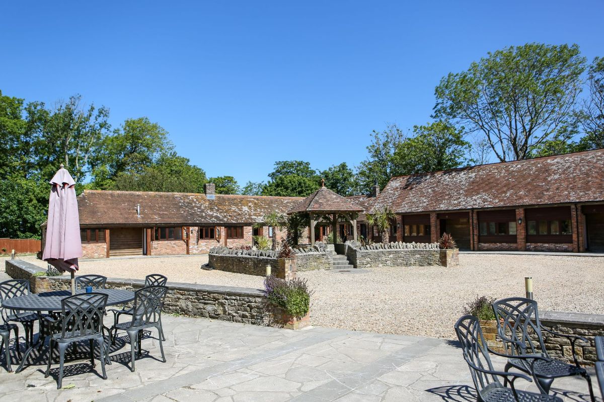 Kingston Country Courtyard-Image-12