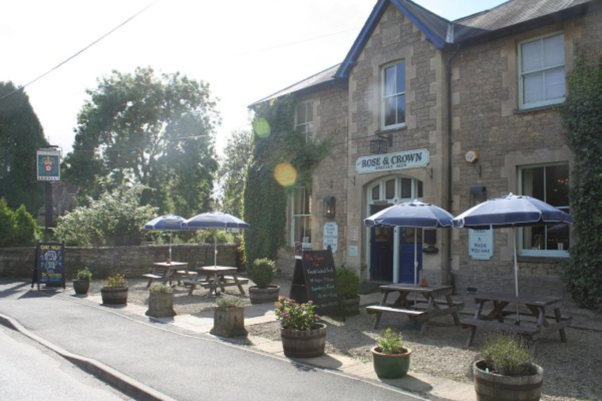 The Rose and Crown at Lea - Venues - Malmesbury - Wiltshire