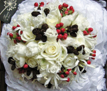 Bouquet-winter-rose-berry-cones.jpg