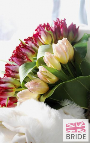 A-wand-bouquet-of-tulips-is-dramatic-for-a-tall-bride.jpg