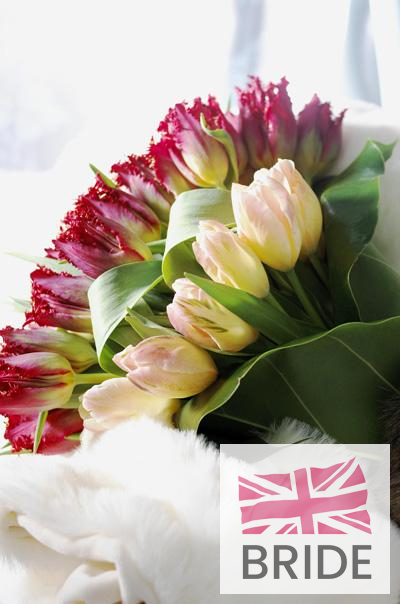 A-wand-bouquet-of-tulips-is-dramatic-for-a-tall-bride.jpg