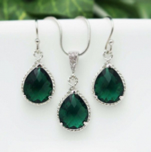 Pear cut emerald jewellery 