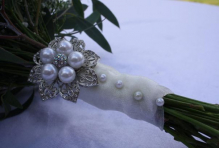 bridal-bouquet-with-brooches.jpg