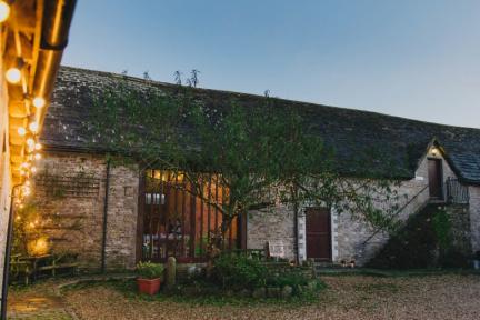 Kingston Country Courtyard-Image2