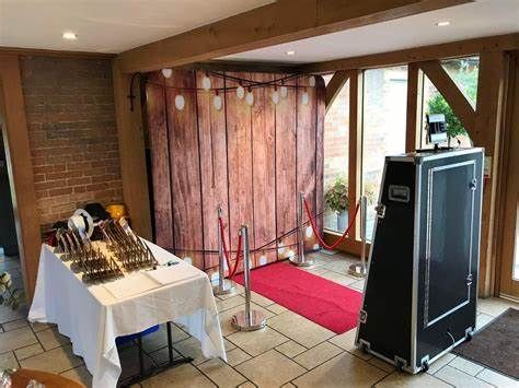 Here's a Top Wedding Tip from Hampton Leisure Magic Mirror and Photobooth