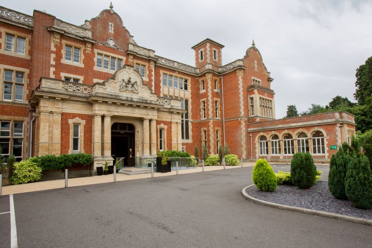 Wedding Venue in Wokingham, Easthampstead Park UKbride