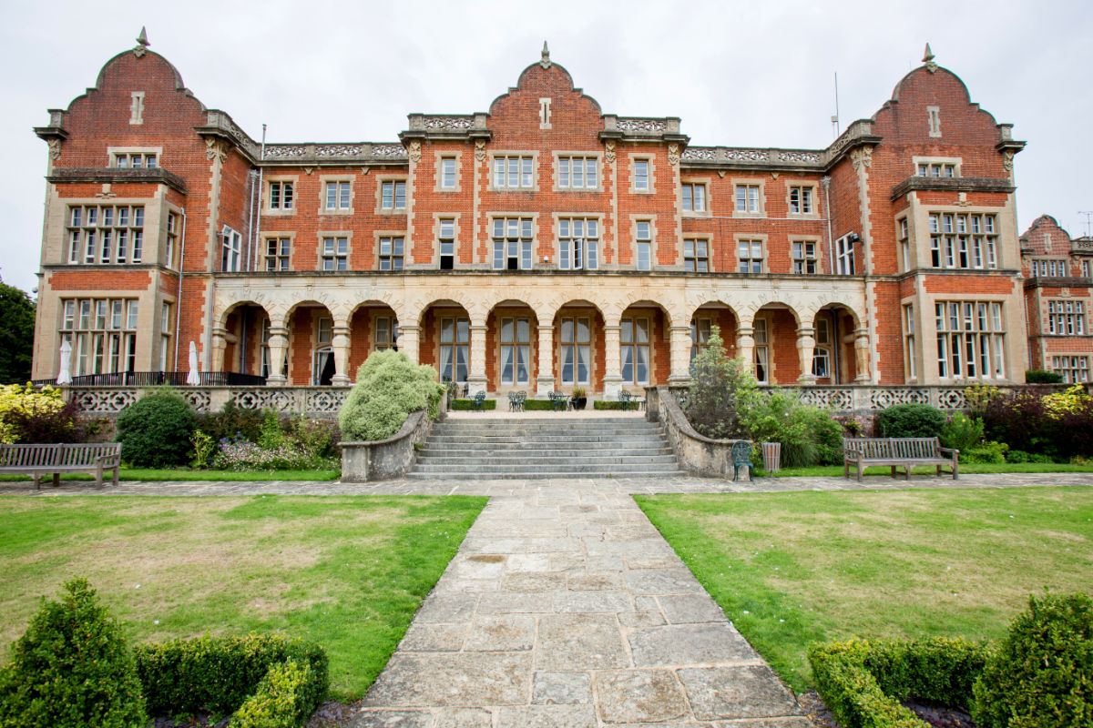 Wedding Venue in Wokingham, Easthampstead Park UKbride