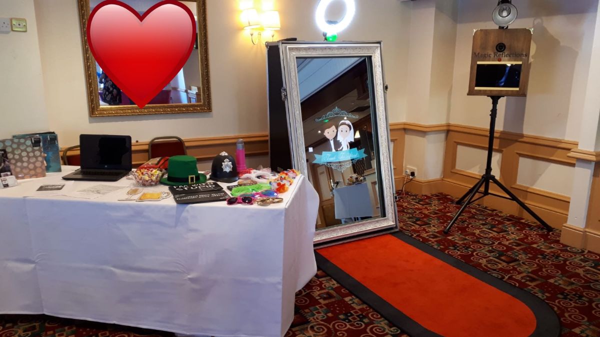 Magic Reflections Selfie Mirror Hire-Image-9