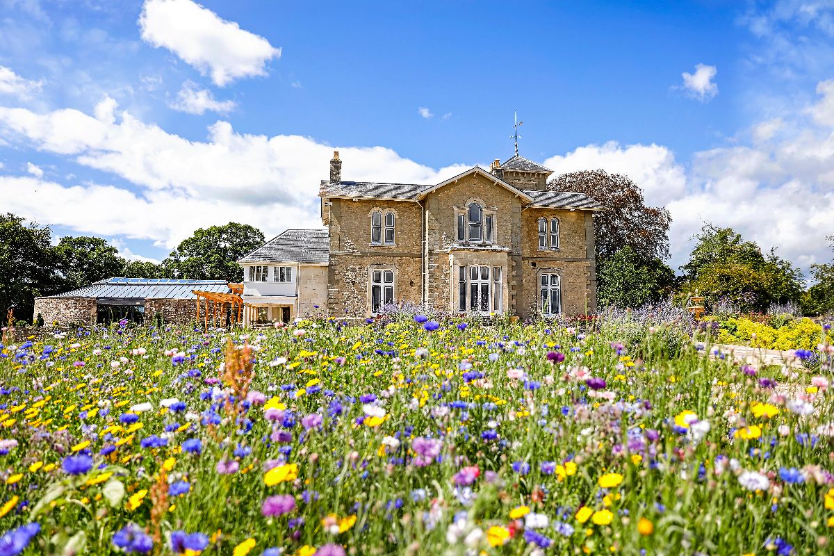 Wedding Venue in Chepstow, St Tewdrics House UKbride