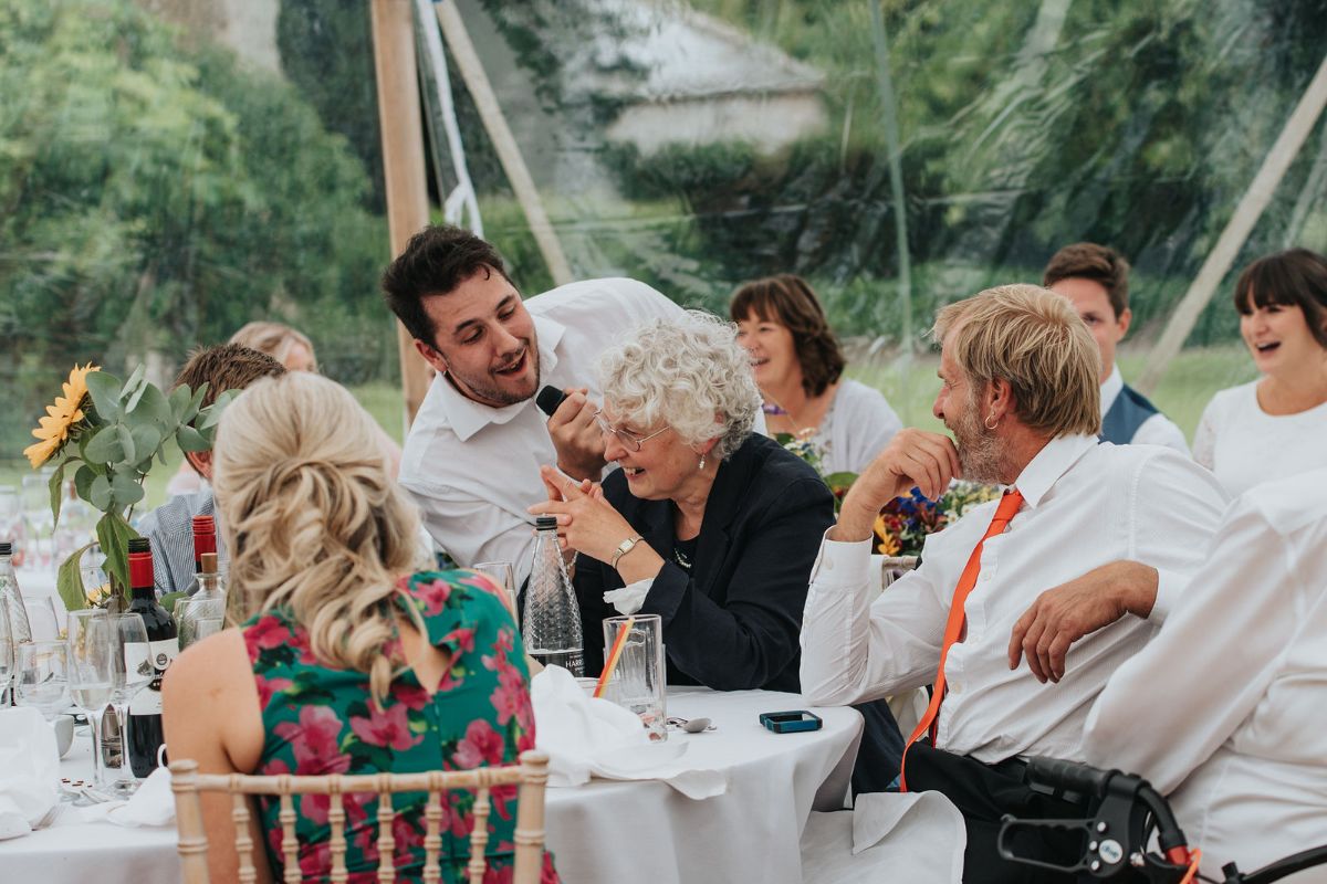 The Astonishing Singers - Singing Waiters-Image-3