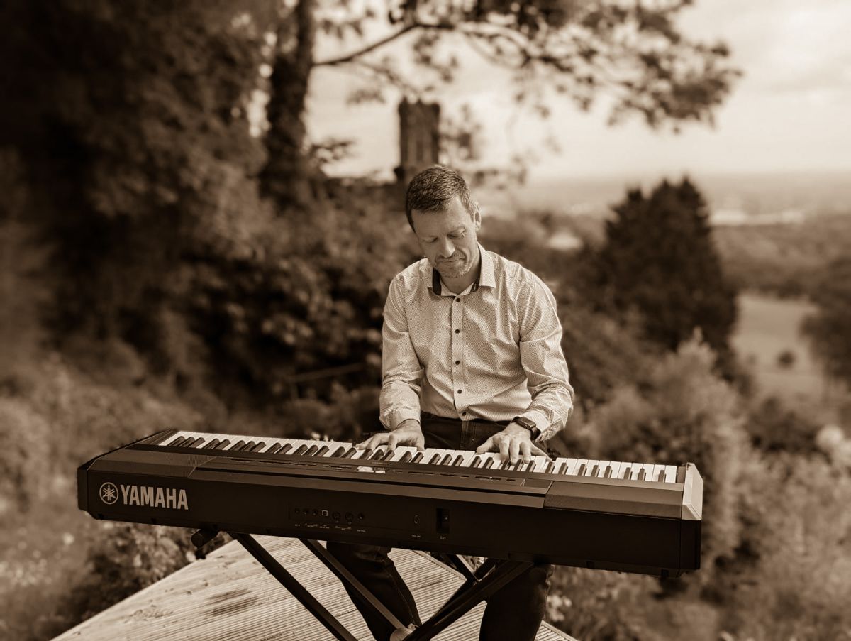 Robbie Roberts Wedding Pianist-Image-16