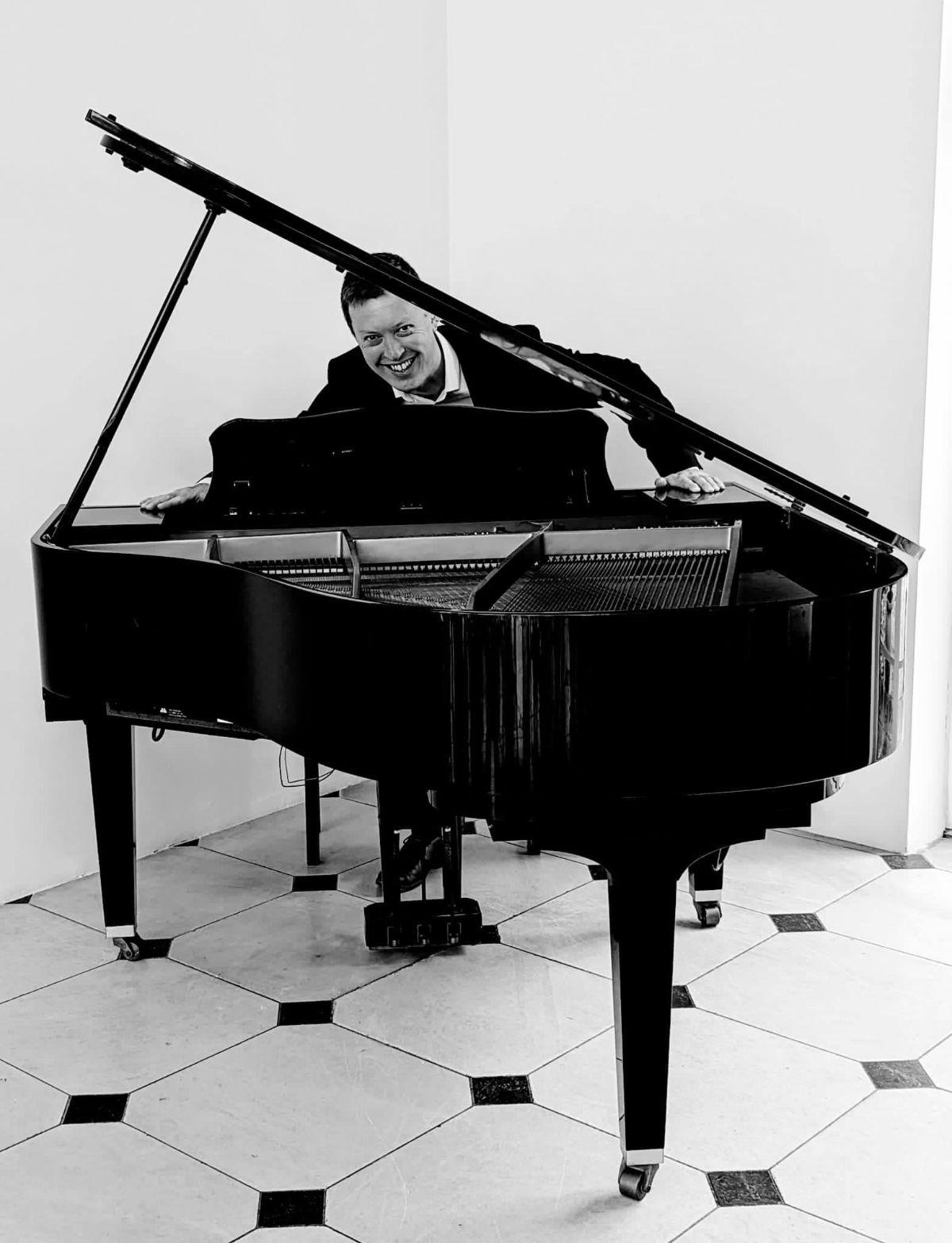Robbie Roberts Wedding Pianist-Image-7
