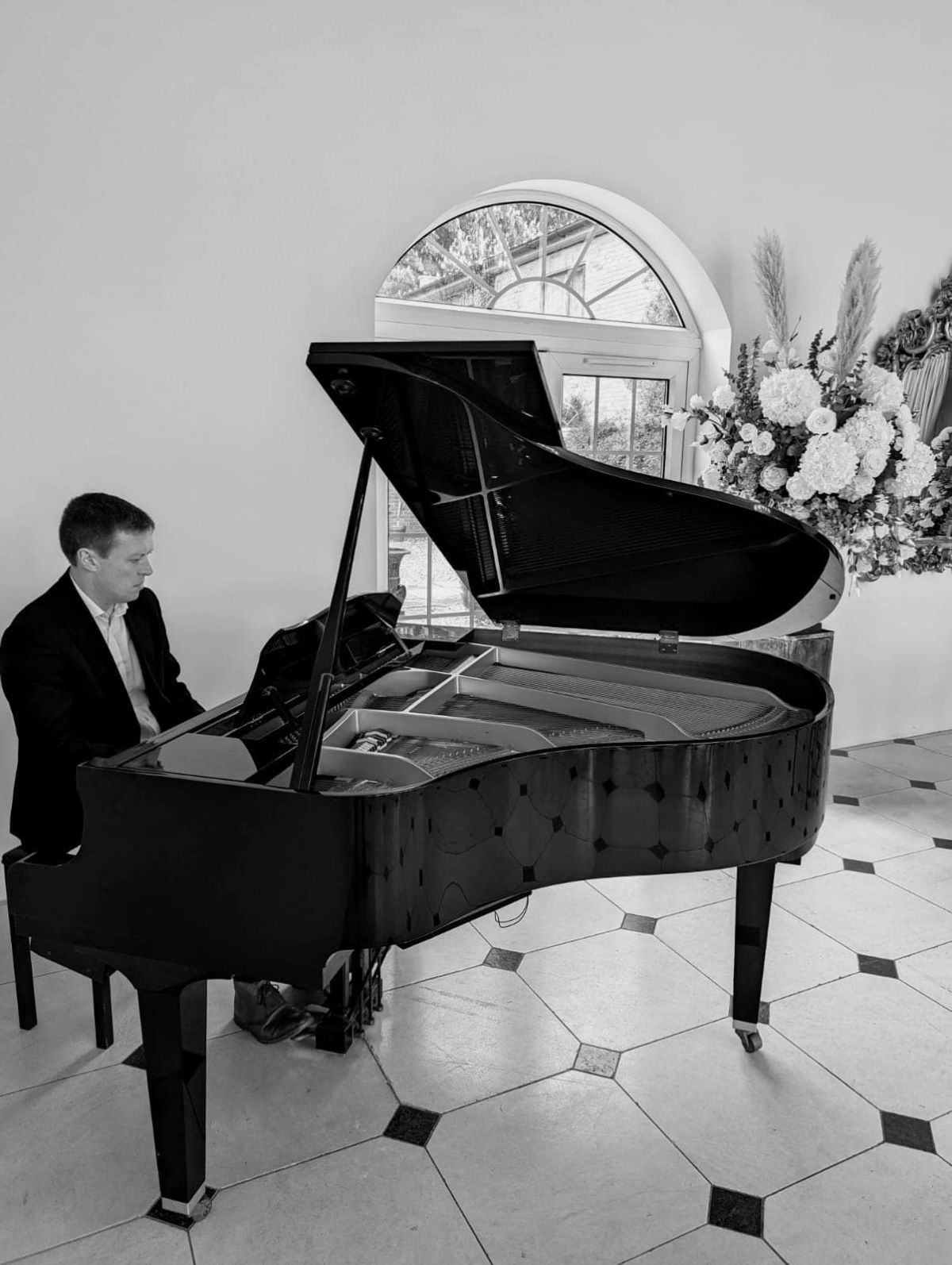 Robbie Roberts Wedding Pianist-Image-6