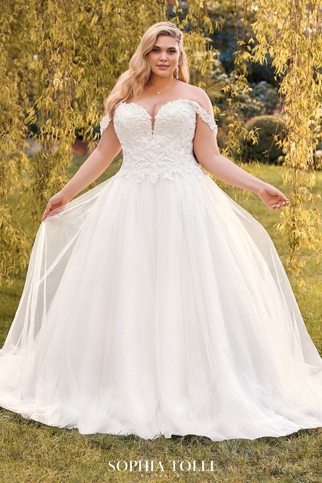 Rock Your Curves Bridal Boutique-Image-26