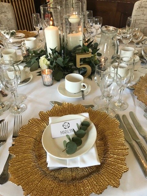 Gold elegant touches for the table decorations.