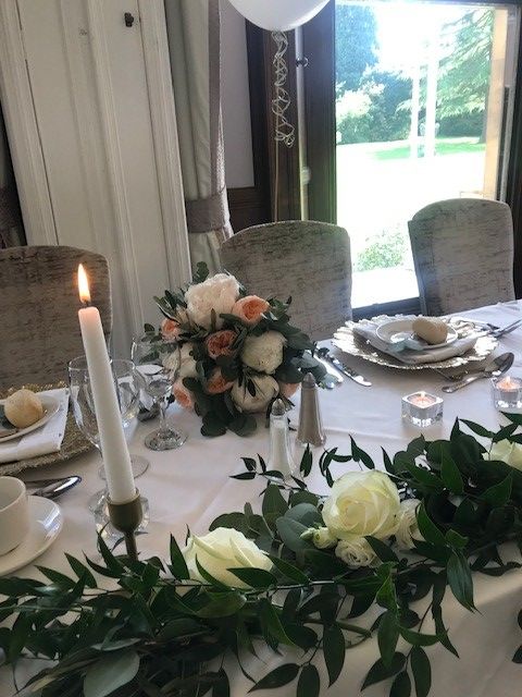 Top table floral decorations for a classic touch.