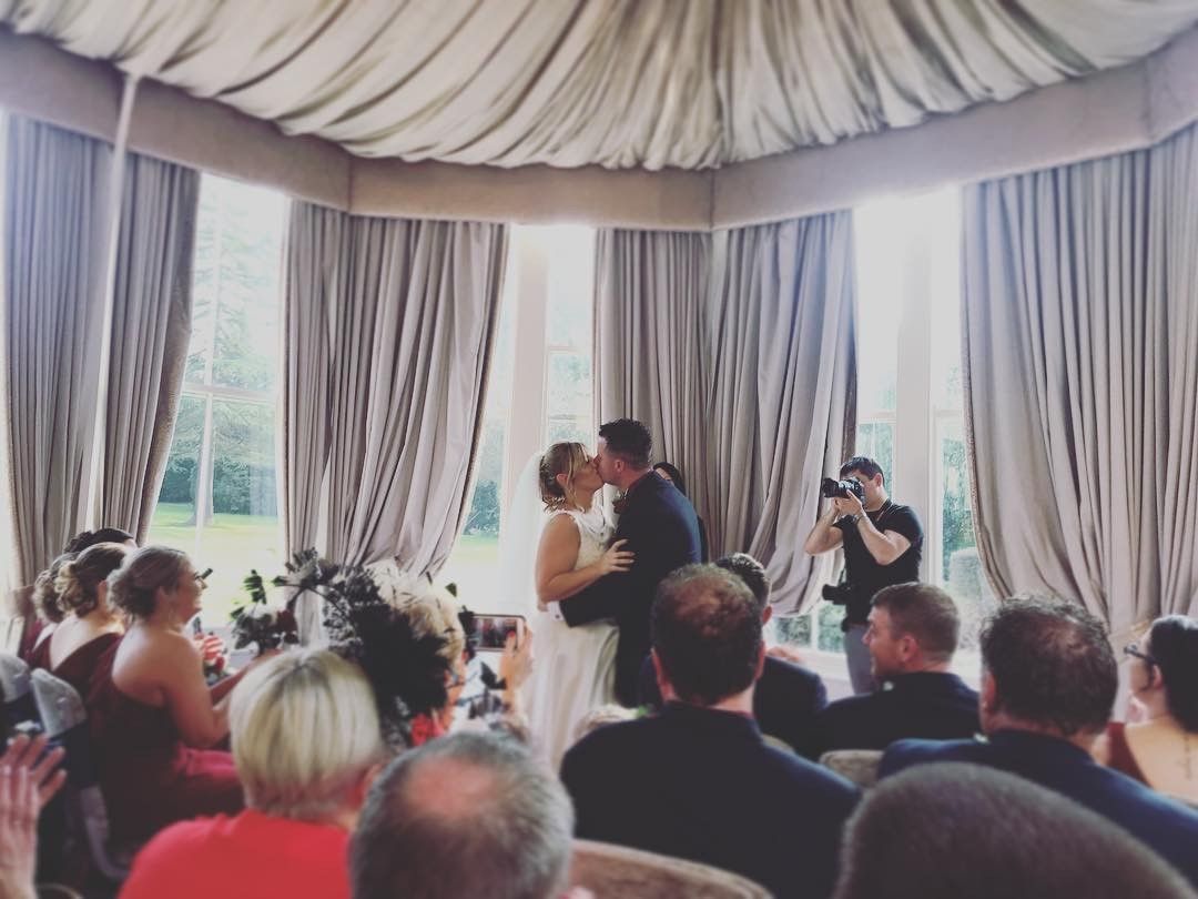 The first kiss as a happy married couple, Mr&Mrs Marshall.