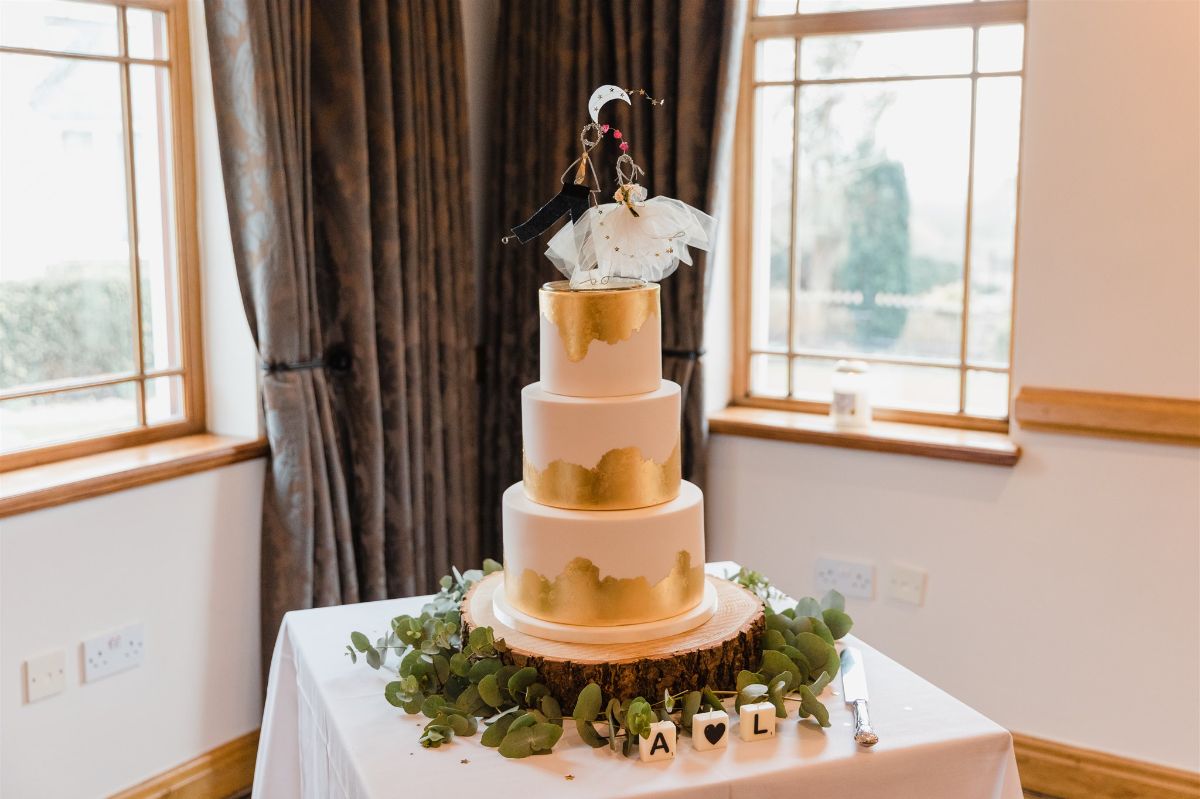 gold wedding cake