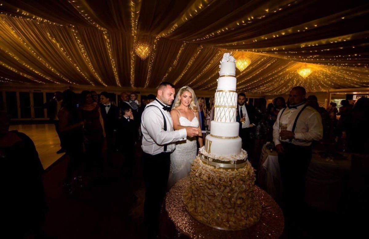 Lauren & Ben cutting their show stopping cake