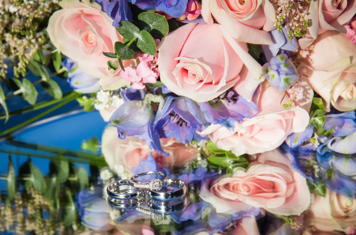 Reflection of the rings and bouquet