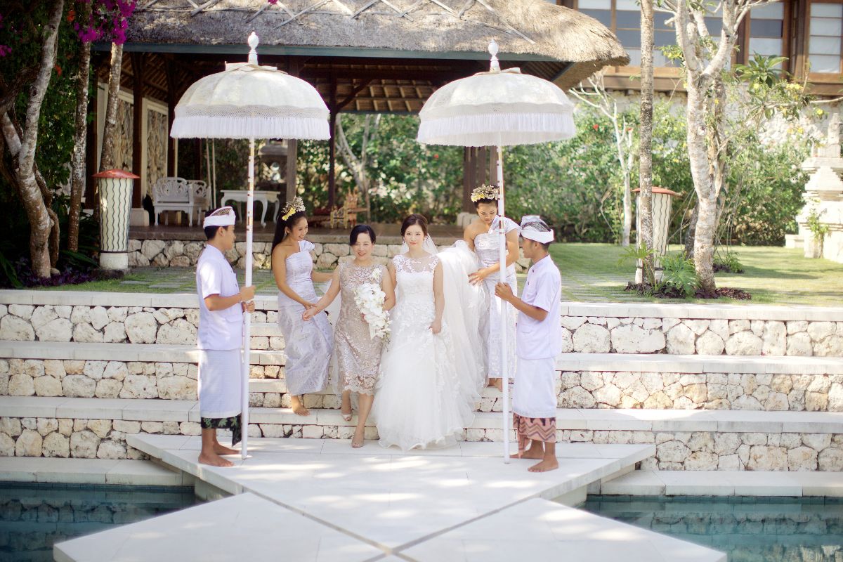 “Water Wedding”  ceremony literally takes place in the middle of an infinity pool. The unique structure of the podium where the couple says their I Dos makes it seem as if the bride and groom are simply floating on water.