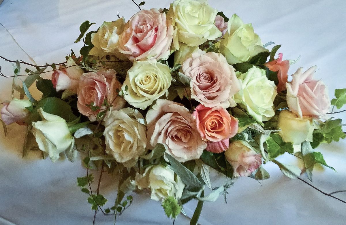 Table posies of all roses.