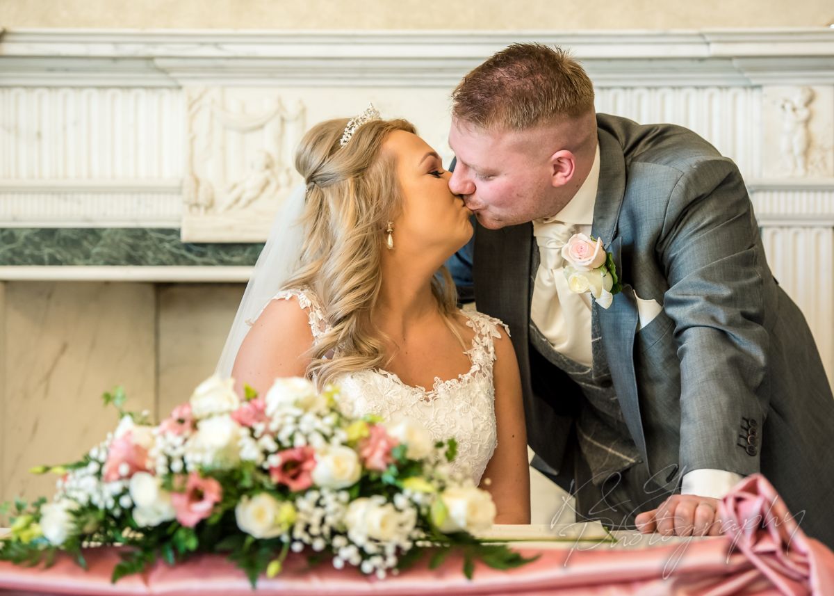 Signing the registrar book