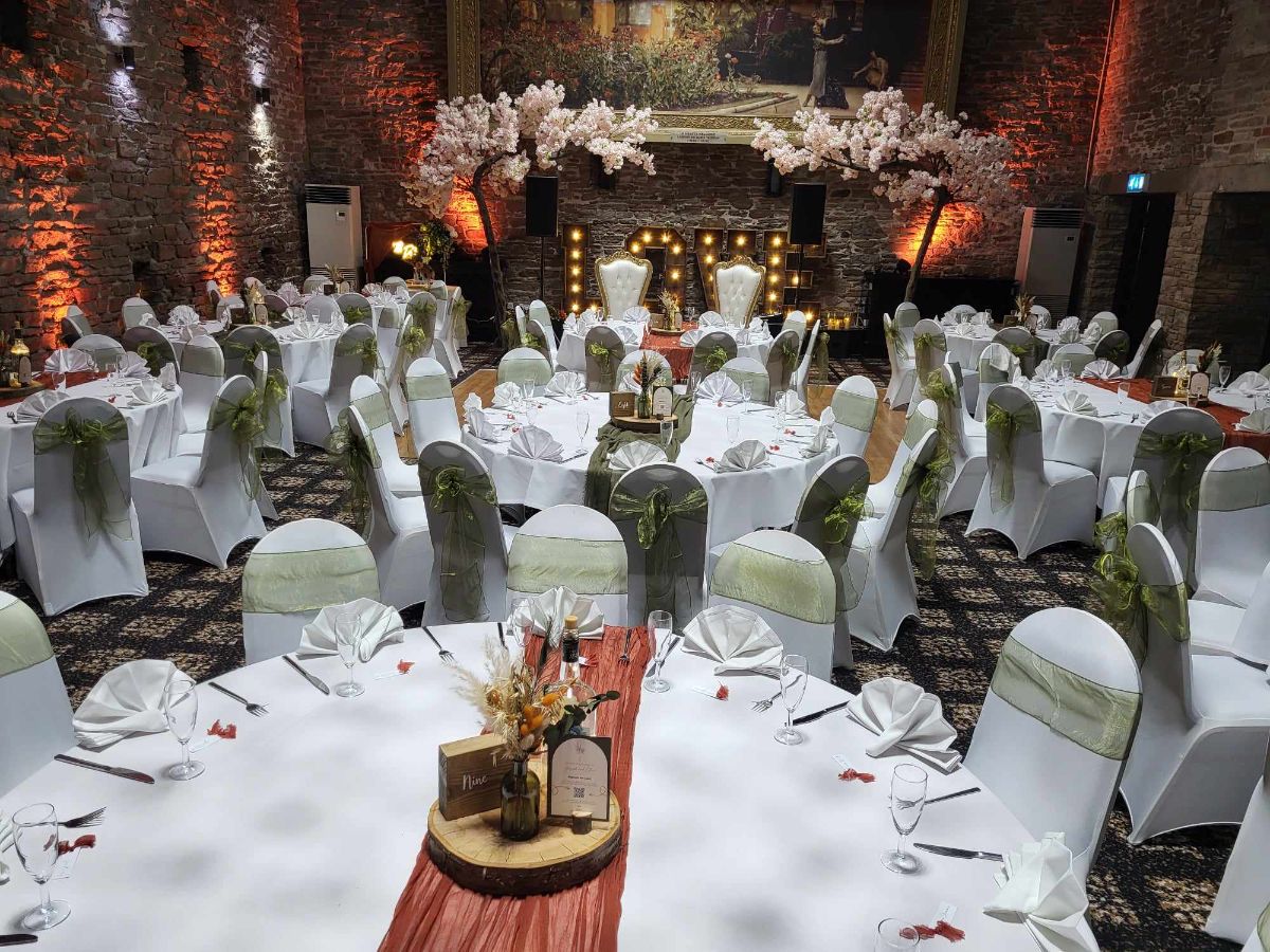 Table layout of rustic Oranges and Greens