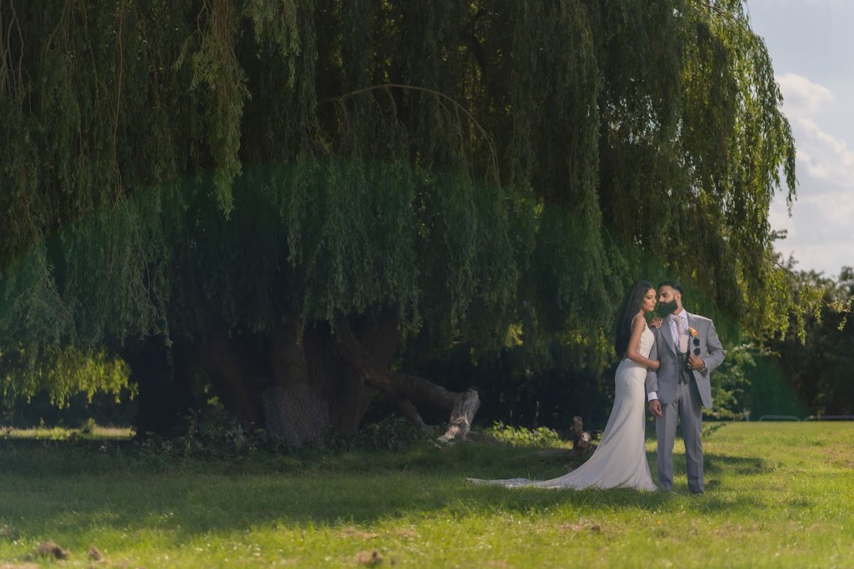 Meet your loved one under The Willow tree. Captured beautifully by photographer @BirkVideo