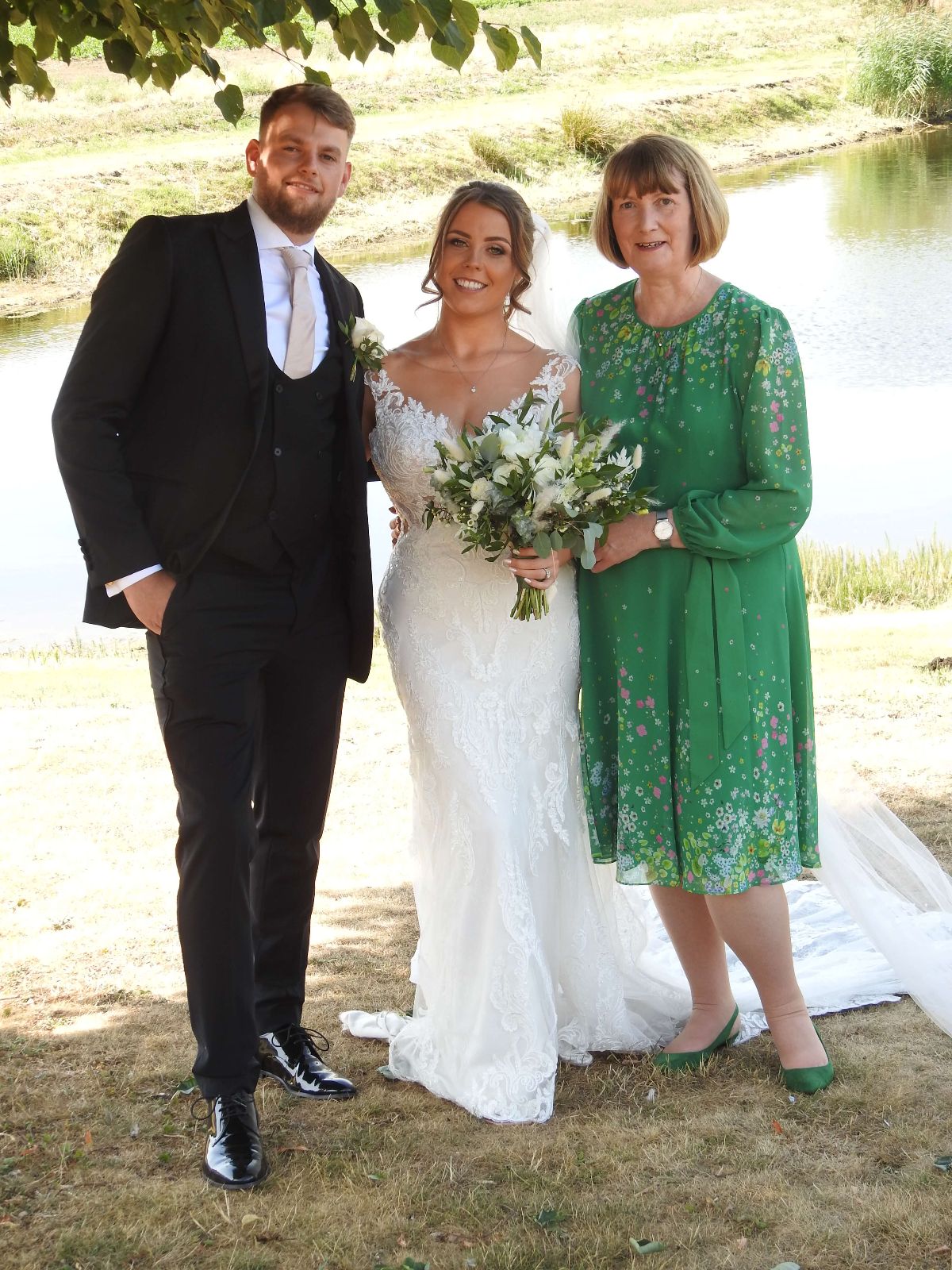 Time for a photo with this lovely Bride and Groom 