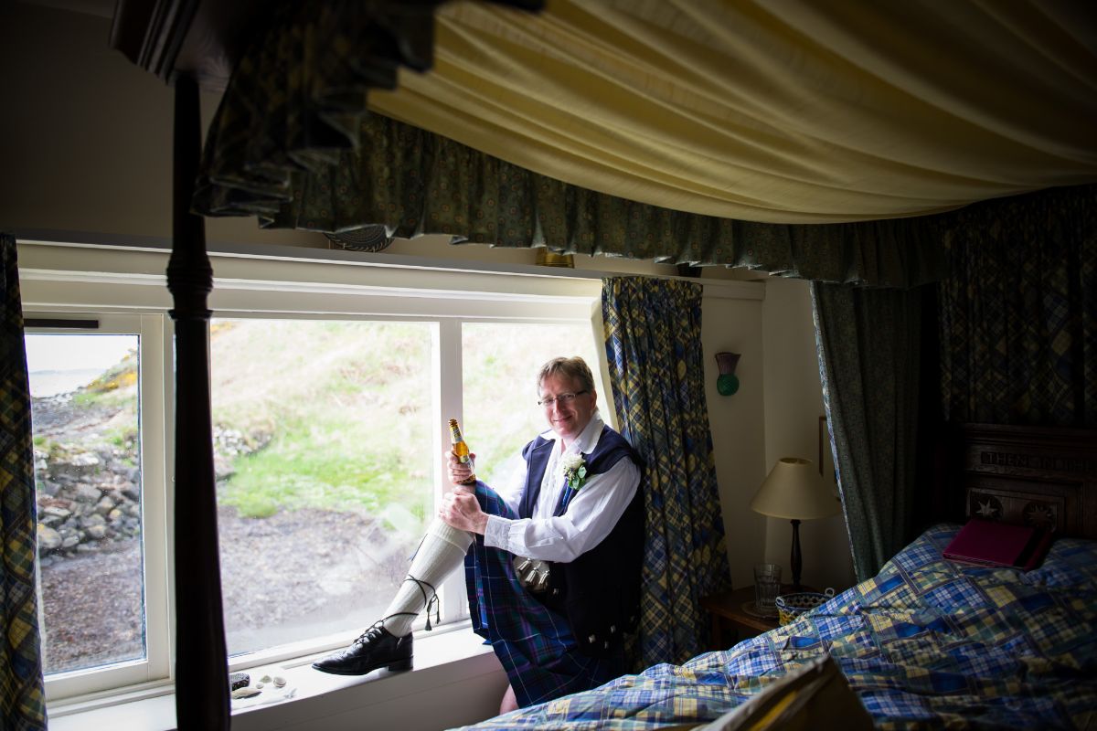 Kilted groom waiting for the day to begin!