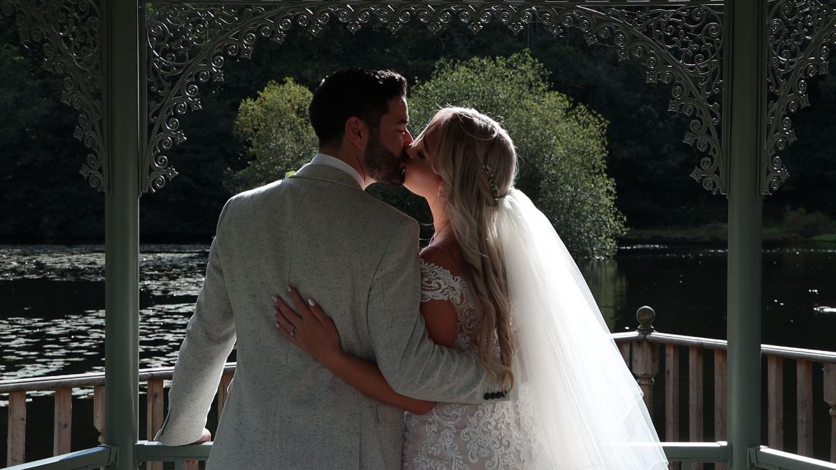 The couple kissing on the jetty