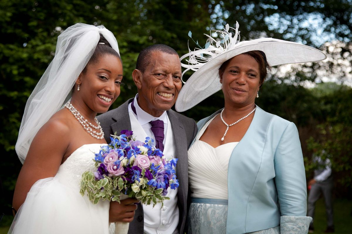 Portrait of the bride with her parents. 