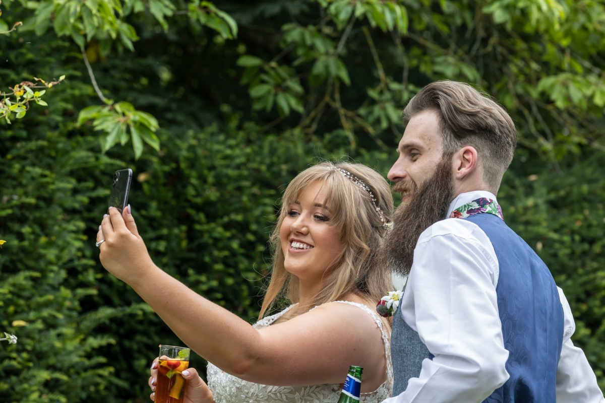Instagram wedding selfie!!