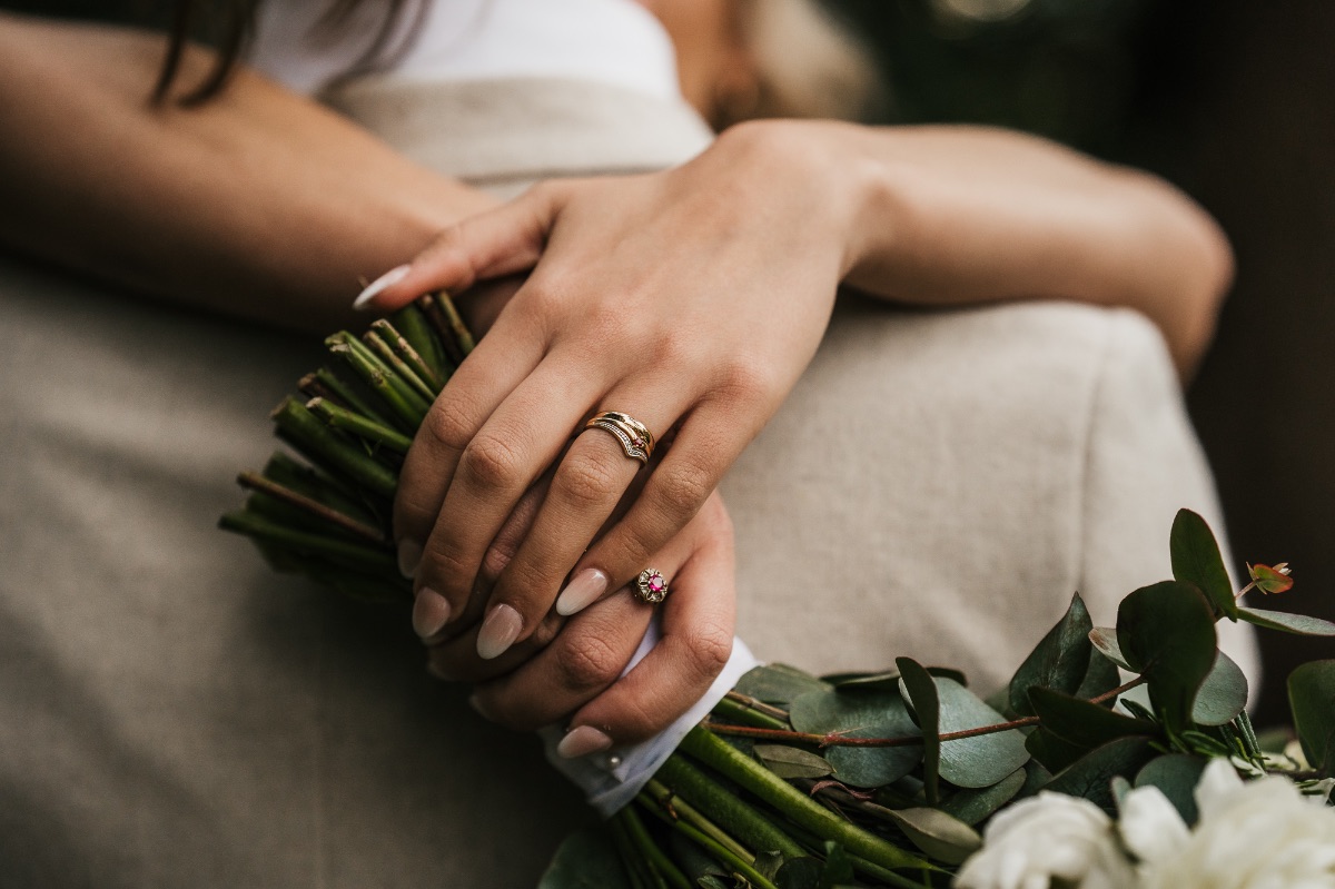 Details of the ring and flowers