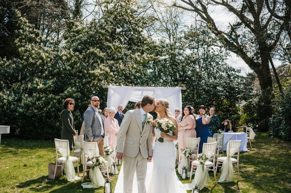 Couple kiss after their ceremony 