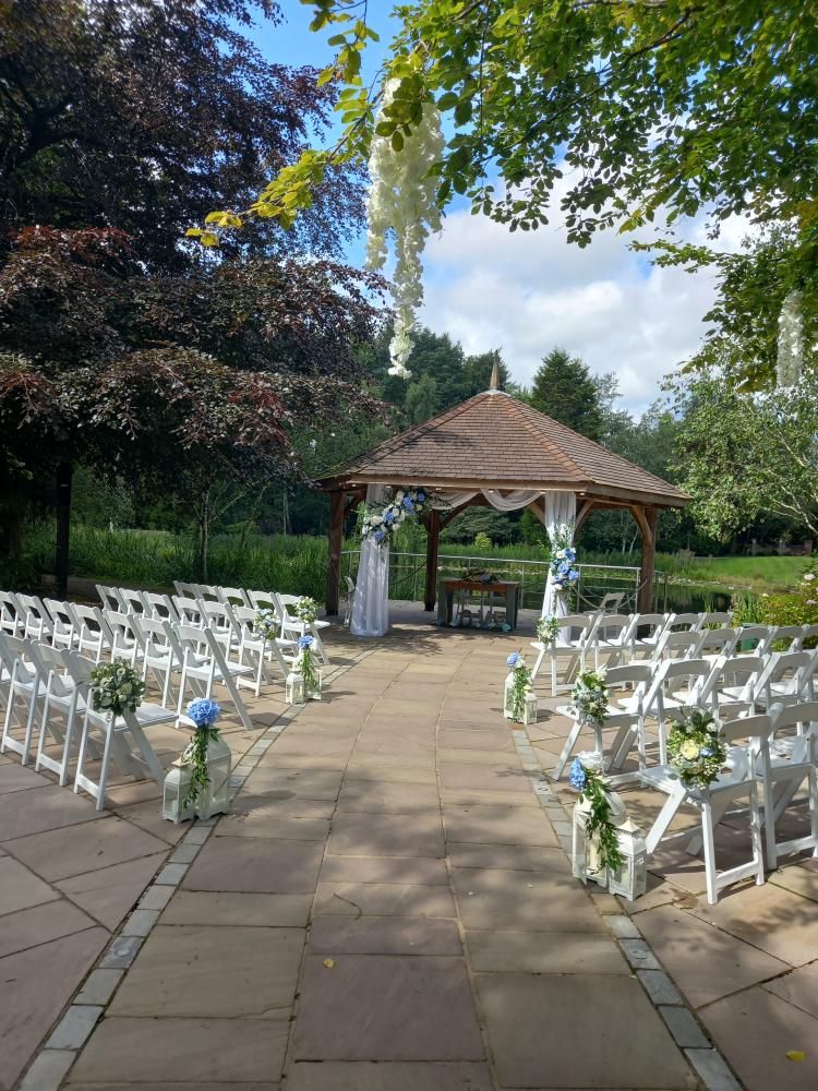 Moddershall Oaks has a lovely outside wedding area