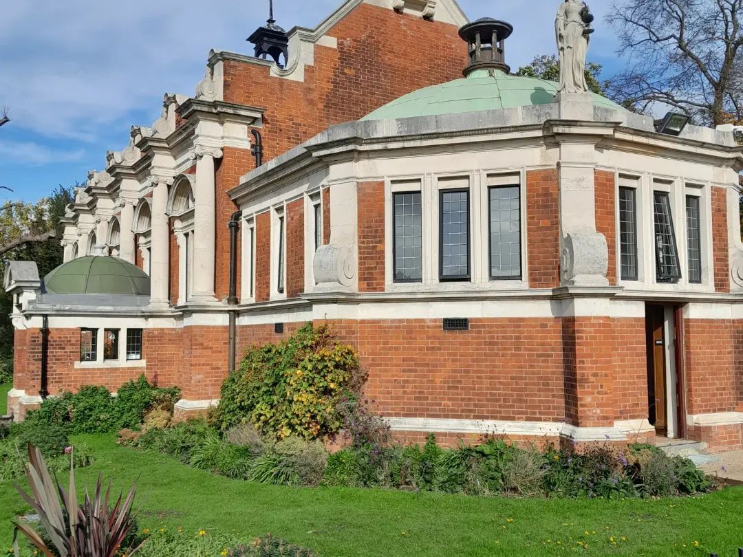 Dulwich College chapel was an intimate but stylish venue for this deeply personal wedding.