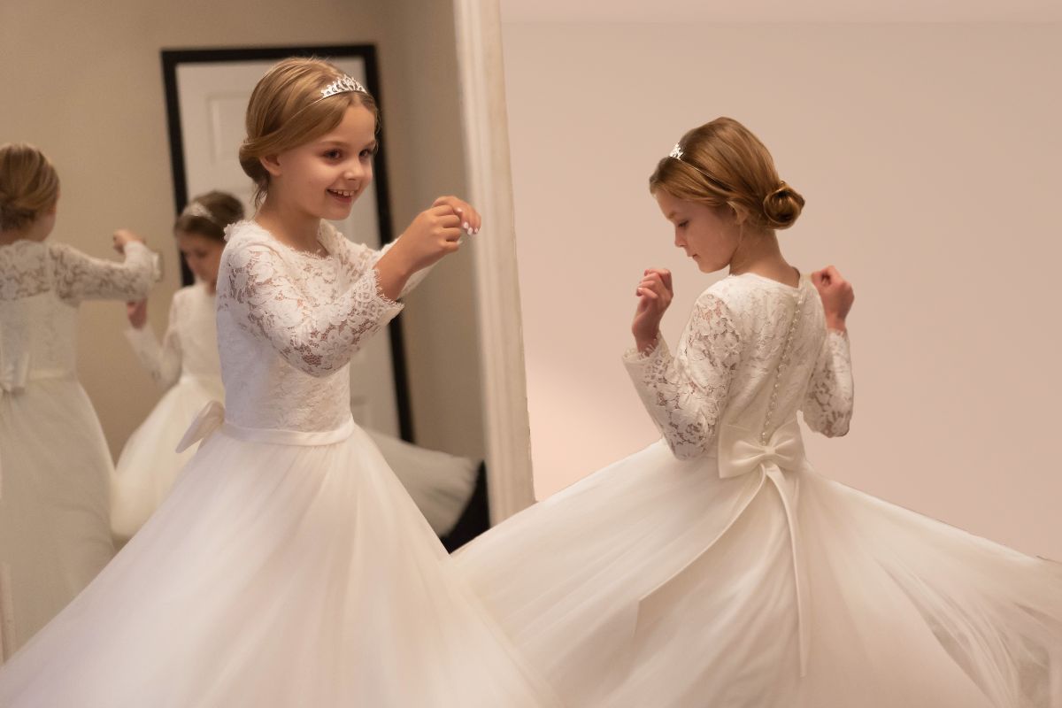 Dancing flowergirls