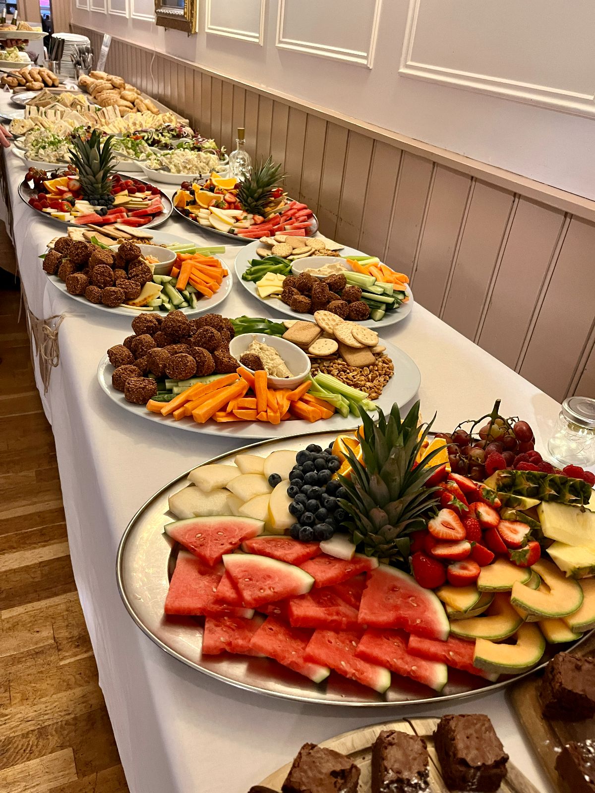 A full buffet was prepared for the evening guests to enjoy, thoughtfully selected to cater to everyone