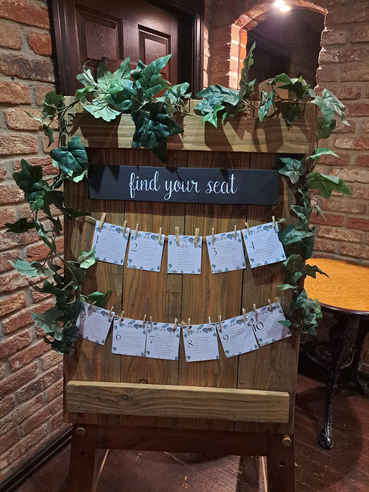A rustic designed seating plan for the guests