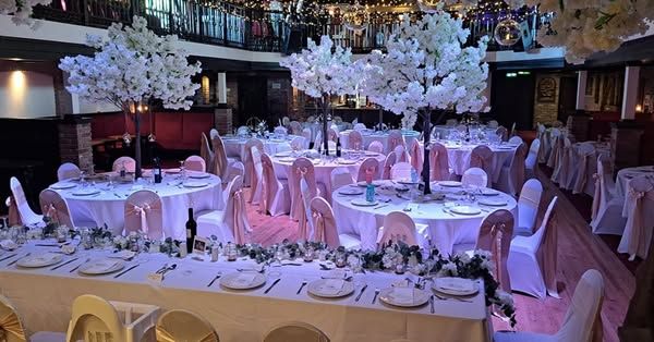 The prettiest dinner tables, ready for our guests to indulge in a spectacular meal!
